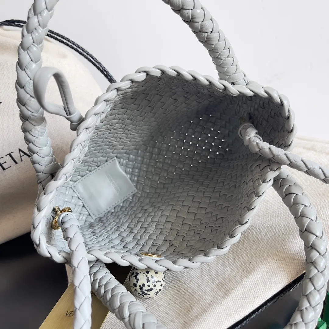 Batch 3760 BV collectible small woven handbags are really YYDS!! Bottega Veneta’s most classic small woven handbags are back! ! We use the highest quality leather with the highest craftsmanship❤️ to create the most expensive works. We have created the Intrecciato leather weaving process❤️ This unique traditional exclusive leather weaving method has not only become our logo but also reflects the time-consuming and labor-intensive craftsmanship of our products❤️ The new TOSCA handbag must be a selection worth collecting🆕 Style number: 776755 Size: 20*15.5*7cm